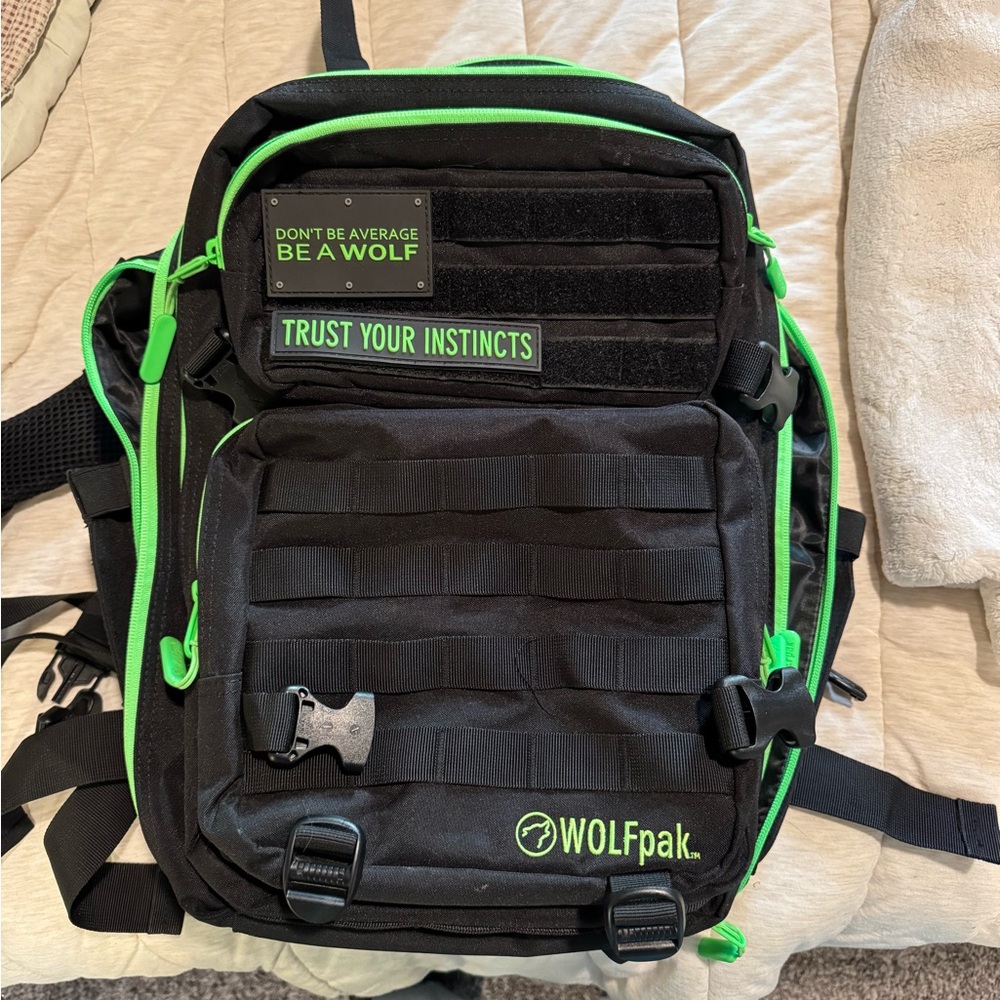 WOLF Black and Green Men's Backpack 35L